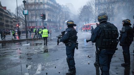 Les forces de l'ordre pendant l'acte IV de la mobilisation des "gilets jaunes" le 8 décembre 2018 à Paris. (BILAL TARABEY / LE PICTORIUM / MAXPPP)