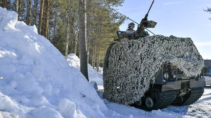 Un transporteur à chenilles lors d'un exercice militaire suédois dans le nord-est de la Suède, le 22 mars 2019. (NAINA HELEN JAAMA / TT NEWS AGENCY)