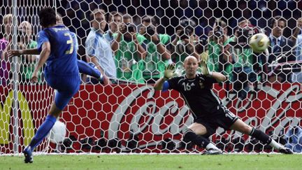 Fabio Grosso marque le pénalty qui permet à l'Italie de remporter la Coupe du monde de football 2006, aux dépens de la France. (ODD ANDERSEN / AFP)