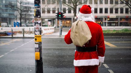 Un père Noël à Berlin (Allemagne), le 28 novembre 2015. (GREGOR FISCHER / DPA / AFP)