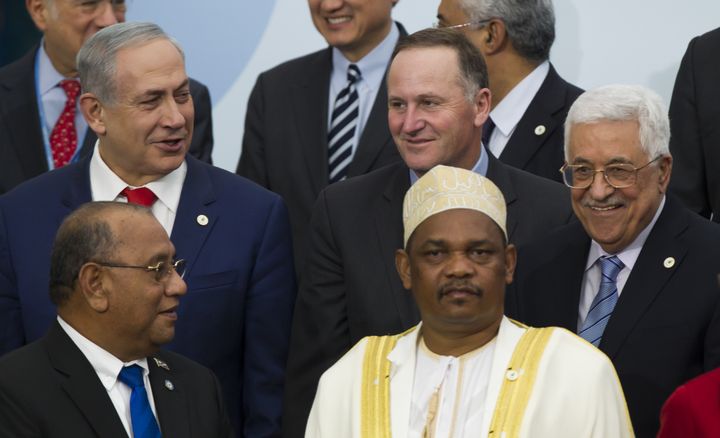 Le Premier ministre israélien, Benyamin Nétanyahou, le président de l'Autorité palestinienne, Mahmoud Abbas et au milieu le président des Comores,&nbsp;&nbsp;Ikililou Dhoinine, au Bourget (Seine-Saint-Denis), le 30 novembre 2015. (IAN LANGSDON / AFP)