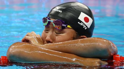 Dans la piscine, les larmes se voient en général un peu moins. La nageuse japonaise Sachi Mochida a bien du mal à les retenir, après les séries du relais 4x200 m, le 10 août 2016.&nbsp; (STEFAN WERMUTH / REUTERS)