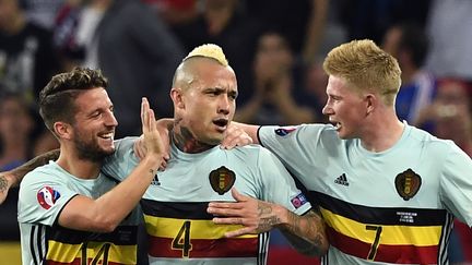 Le milieu belge Radja Nainggolan est félicité par ses coéquipiers après son but victorieux contre la Suède, le 22 juin 2016, à Nice. (JONATHAN NACKSTRAND / AFP)