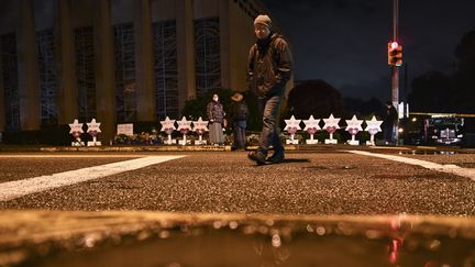 Des étoiles de David portant les noms des victimes de l'attentat de la synagogue de Pittsburgh (Etats-Unis), devant le bâtiment, le 28 octobre 2018. (BRENDAN SMIALOWSKI / AFP)