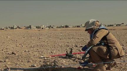 Dans la région de Mossoul (Irak), des femmes s'activent afin de détecter des mines enfouies sous terre. Un travail minutieux à effectuer, des années après le passage de l'État islamique dans la région. Reportage. (France 2)