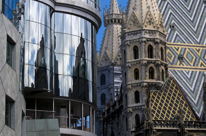 La Haas Haus, dessinée par Hollein, et la Cathédrale Saint Etienne de Vienne (juillet 2008)
 (Berndt Fischer / Biosphoto / AFP)