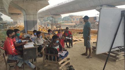 Des écoles à ciel ouvert ont fleuri dans la banlieue de New Delhi pour compenser la fermeture des écoles en Inde en raison de l'épidémie de coronavirus. (SEBASTIEN FARCIS / RADIO FRANCE)