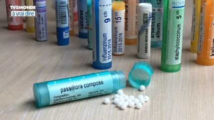 Des tubes de granules homéopathiques (TV5MONDE)