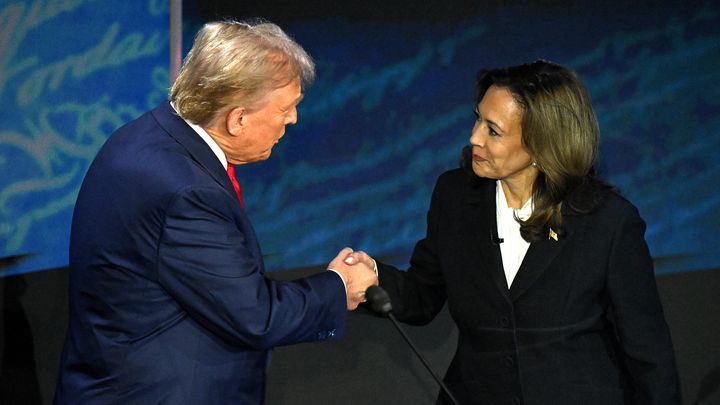 Donald Trump et Kamala Harris se serrent la main avant leur unique débat pour l'élection présidentielle, le 10 septembre 2024, à Philadelphie (Pennsylvanie). (SAUL LOEB / AFP)