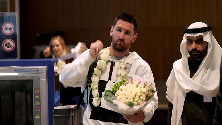 La star argentine Lionel Messi à son arrivée en Arabie saoudite dans le cadre d'un match du Paris Saint-Germain contre une sélection des meilleurs joueurs de la Saudi Pro League, le 19 janvier 2023 (FAYEZ NURELDINE / AFP)