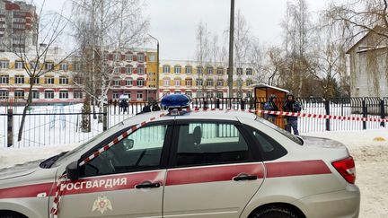 Une voiture de police à Briansk (Russie), le 7 décembre 2023. (ALEXANDER CHERNOV / KOMMERSANT PHOTO / AFP)