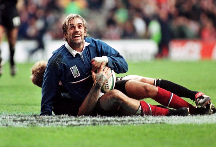 L'ancien ailier du XV de France Philippe Bernat-Salles face aux All Blacks en demi-finale de la Coupe du monde de rugby, le 31 octobre 1999 &agrave; Twickenham &agrave; Londres (Royaume-Uni). (PHOTOSPORT / AFP)