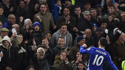 Eden Hazard et les fans de Chelsea (BEN STANSALL / AFP)