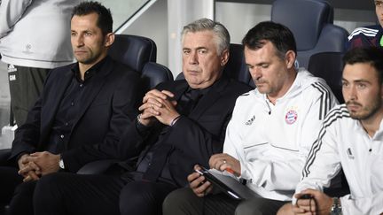 Carlo Ancelotti sur le banc du Bayern au Parc des Princes, avec Willy Sagnol, son adjoint (JEAN MARIE HERVIO / DPPI MEDIA)