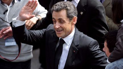 Nicolas Sarkozy salue ses partisans, à l'issue de son meeting aux Sables d'Olonne, le 4 mai 2012. (AFP - Alain Jocard)