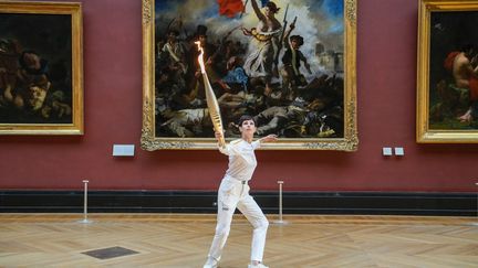 EN IMAGES. Paris 2024 : de la pyramide du Louvre au Moulin Rouge, la flamme olympique illumine Paris