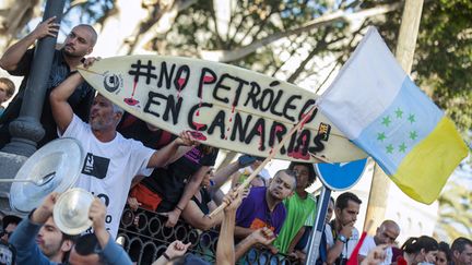 &nbsp; (Des manifestations aux Canaries contre les prospections pétrolières © REUTERS/Borja Suarez)