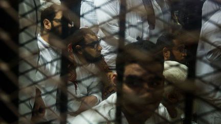 Le 9 janvier 2018 dans un tribunal du Caire, des accusés attendent d'être jugés. (STRINGER / ANADOLU AGENCY)