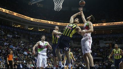 Oguz Savas (Fenerbahçe) face à Vitoria (ELIF OZTURK / ANADOLU AGENCY)