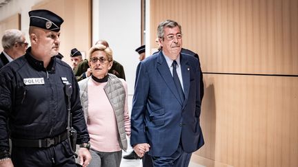 Isabelle et Patrick Balkany au palais de justice de Paris, le 13 septembre 2019, avant le verdict de leur procès en première instance pour fraude fiscale, au terme duquel Patrick Balkany a été incarcéré. (NICOLAS CLEUET / HANS LUCAS)