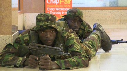 Un soldat des forces sp&eacute;ciales k&eacute;nyanes lors de l'assaut au centre commercial de Westgate, &agrave; Nairobi (Kenya), o&ugrave; des terroristes shebabs somaliens m&egrave;nent une sanglante attaque depuis le samedi 21 septembre 2013. &nbsp; (NICHOLE SOBECKI / AFPTV / AFP)