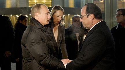  (Vladimir Poutine et François Hollande le 6 décembre 2014 devant l'aéroport de Vnukovo à Moscou © REUTERS/Alain Jocard)