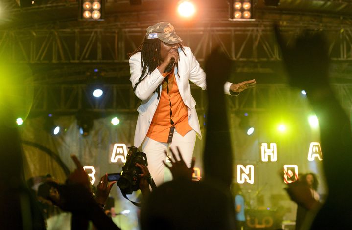 La star ivoirienne de reggae Alpha Blondy en concert au Palais de la Culture d'Abidjan, le 8 mars 2014 (ISSOUF SANOGO / AFP)