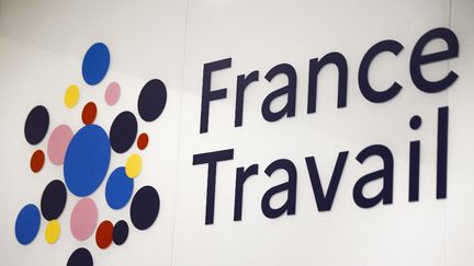 Le logo de France Travail, dans des locaux de l'opérateur à Paris, le 3 janvier 2024. (LUDOVIC MARIN / AFP)