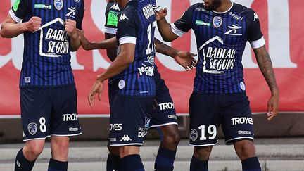 Stéphane Darbion (à gauche) félicité par ses coéquipiers de Troyes (FRANCOIS NASCIMBENI / AFP)