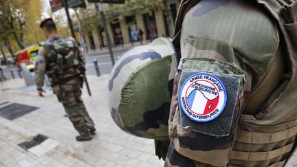 Des soldats patrouillent dans le cadre de l'opération Sentinelle, le 25 novembre 2016 à Aix en Provence. (SOLLIER CYRIL / MAXPPP)