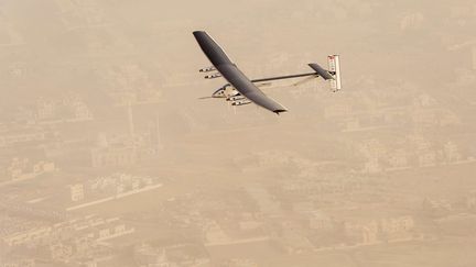 L'avion solaire Solar Impulse 2, apr&egrave;s son d&eacute;collage d'Abu Dhabi (Emirats arabes unis), le 9 mars 2015. (JEAN REVILLARD / AP / SIPA)