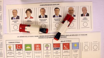 Les bulletins de vote pour les élections législatives et présidentielle en Turquie, à Ankara, le 21 juin 2018. (EVRIM AYDIN / ANADOLU AGENCY)