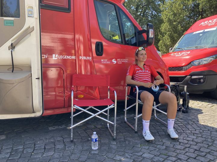 La Française Pauline Alain (Arkea) patiente à l'ombre avant le départ du Tour de France femmes, le 24 juillet 2022. (Adrien Hémard-Dohain)