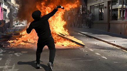 Tensions avec la police&nbsp;lors de la manifestation du 1er-Mai, à Paris, le 1er Mai 2022.&nbsp; (JULIEN MATTIA / MAXPPP)