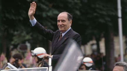 Le président François Mitterrand descend les&nbsp;Champs-Elysées lors de son investiture à Paris, le 21 mai 1981. Il restera président du 21 mai 1981 au 17 mai 1995, soit 13 ans, 11 mois et 26 jours.&nbsp;&nbsp; (JEAN GUICHARD / SYGMA VIA GETTY IMAGES)