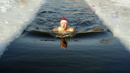 Un homme nage dans l'eau presque gel&eacute;e &agrave; Shenyang, dans la province de Liaoning (Chine), le 17 d&eacute;cembre 2011. (REUTERS / SHENG LI)