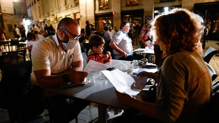 Photo d'une terrasse de restaurateur rouverte à Nantes après le confinement (photo d'illustration). (FRANCK DUBRAY / MAXPPP)