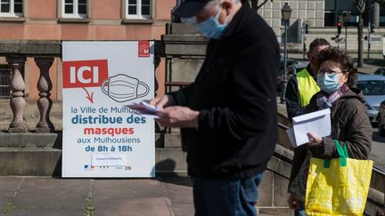 Distribution de masques à Mulhouse, le 16 mai 2020. (SEBASTIEN BOZON / AFP)