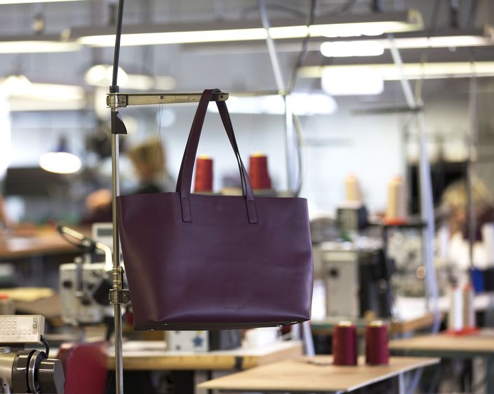 Sac cabas, fabriqué dans un atelier français, de la marque Jules et Jenn. Elle réalise des sacs, chaussures et pette maroquinerie responsables avec des procédés de fabrication respectueux de l'environnement (Jules & Jenn)