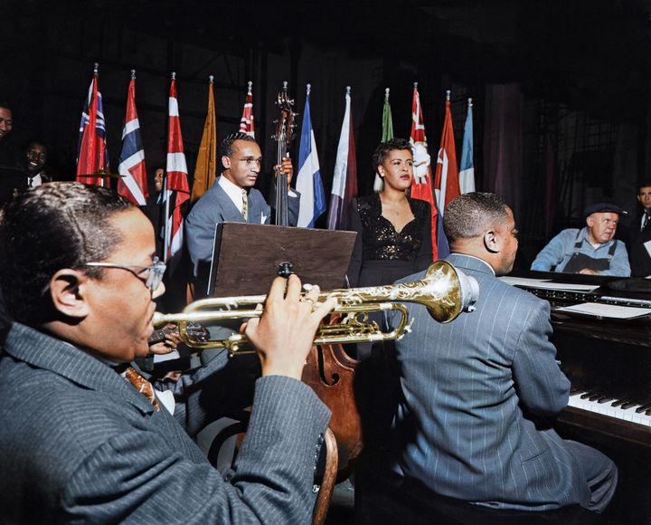 Billie Holiday aux côtés du&nbsp;trompettiste Roy Eldridge, du pianiste Art Tatum et du contrebassiste Oscar Pettiford le 18 janvier 1944 lors du premier concert de jazz organisé au Metropolitan Opera House (BETTMANN / GETTY IMAGES / Colorisé par Marina Amaral)