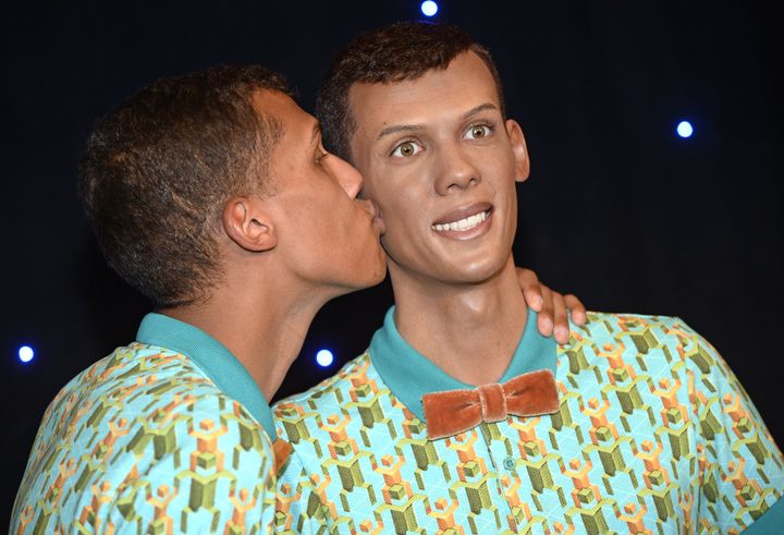 Stromae embrasse sa statue de cire au musée Grévin
 (LIONEL BONAVENTURE)