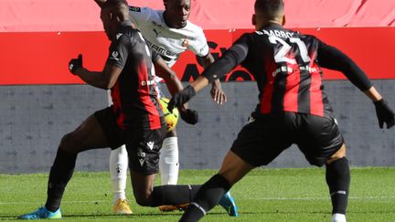 Le Rennais Jeremy Doku devant les Niçois (VALERY HACHE / AFP)