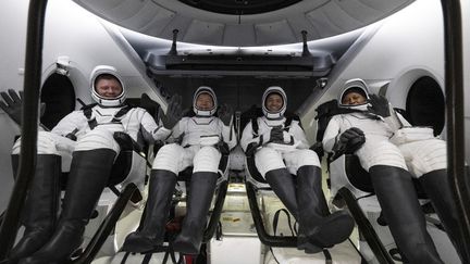 Alexander Grebenkin (à gauche), les astronautes de la NASA, Michael Barratt (2e à gauche), Matthew Dominick (2e à droite) et Jeanette Epps (à droite) à l'intérieur du vaisseau spatial SpaceX Dragon Endeavour, à bord du navire de récupération SpaceX, le 25 octobre 2024. (NASA / GETTY IMAGES NORTH AMERICA / VIA AFP)