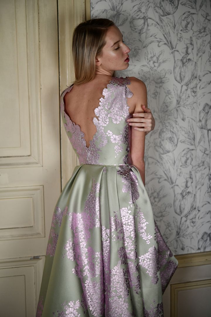 Création Beaumenay Joannet (été 2020), couturier adhérent à la Fédération Française de la Création Couture Sur Mesure Paris, qui participe à l'exposition Flower Show&nbsp;du 20 janvier au 8 mars au Sofitel Paris le Faubourg (15, rue Boissy d'Anglas).&nbsp;&nbsp; (Maria Vlasova)