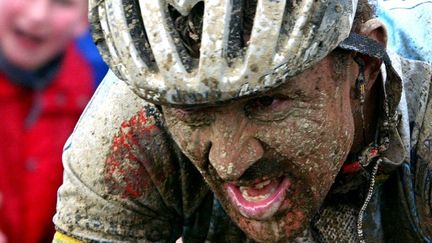 Le coureur belge Johan Museeuw lors de la 100e &eacute;dition du Paris-Roubaix,&nbsp;qu'il remporte, le 14 avril 2002. (FRANCK FIFE / AFP)