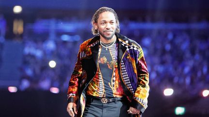 Kendrick Lamar accepte le prix de l'Artiste masculin en solo de l'année aux Brit Awards, le 21 février 2018 à Londres (Grande-Bretagne). (JMENTERNATIONAL / HULTON ARCHIVE / GETTY)