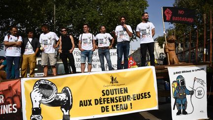 Un rassemblement de soutien aux personnes jugées à Niort (Deux-Sèvres) le 8 septembre 2023 pour l'organisation des manifestations contre les "méga-bassines" à Sainte-Soline. (CHRISTOPHE ARCHAMBAULT / AFP)