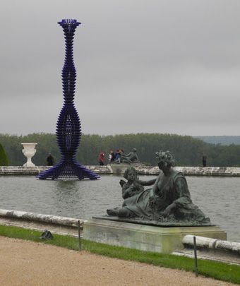 Joana Vasconcelos, Blue Champagne, dans les jardins du château de Versailles (2012), collection de l&#039;artiste,
 (Photo Valérie Oddos / FTV)