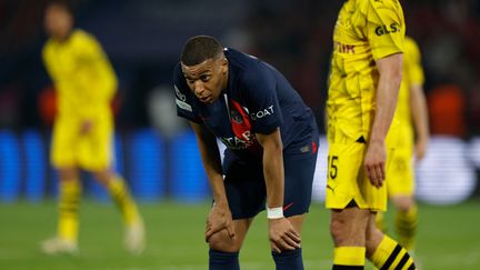 Clap de fin de la dernière aventure européenne après l'élimination en demi-finale face à Dortmund, le 7 mai 2024. Kylian Mbappé quitte le PSG sans avoir réussi à y remporter la Ligue des champions. (ODD ANDERSEN / AFP)