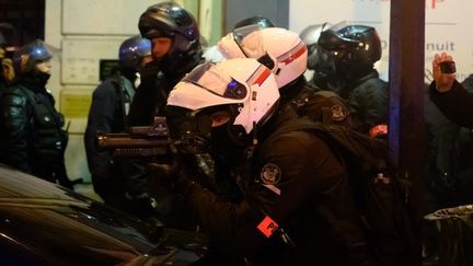 Un policier muni d'un lanceur de balles de défense, le 18 janvier 2020 à Paris. (ESTELLE RUIZ / NURPHOTO)